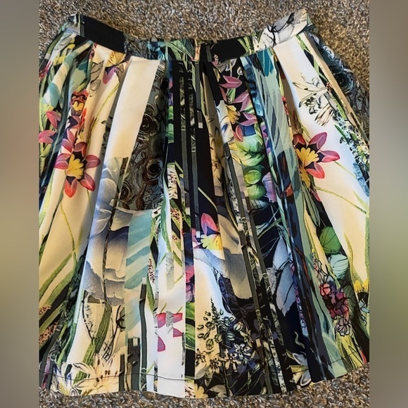 5/$25 ALYA pleated mini skirt in floral design size small - Picture 2 of 8